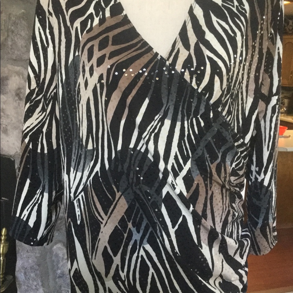 Sparkling blouse. - Picture 2 of 4